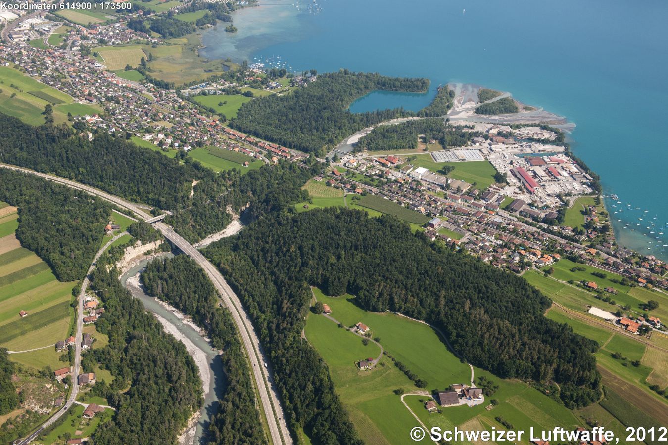 Kanderdelta bei Gwatt, Blick Richtung Thun. - Ursprünglich floss die Kander bei Thun in die Aare und verursachte sehr oft grosse Überschwemmungen. Ende 1713 erfolgte der Durchstich bei Einigen (Position 2'614'898.07, 1'173'662.61), wonach die Kander nun in den Thunersee floss. Das Bauwerk war die erste grosse Gewässerkorrektion der Schweiz. - Das Geschiebe lagert sie im Kanderdelta ab, welches seit 1913 durch Kiesabbau bewirtschaftet wird.